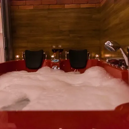 דירה Jacuzzi Red