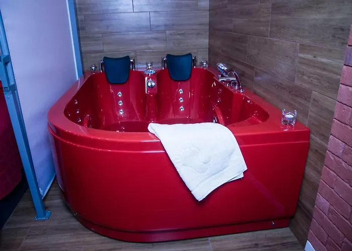 شقة Jacuzzi Red