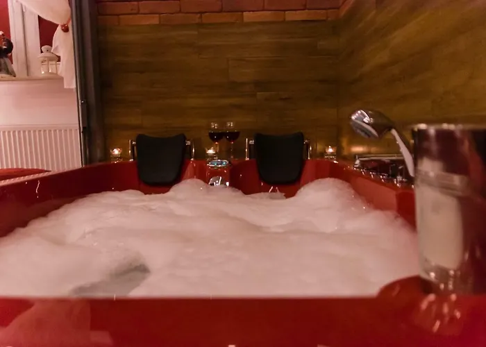 شقة Jacuzzi Red